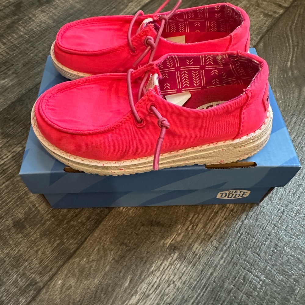 Hey Dude - Wendy Canvas, Bright Pink